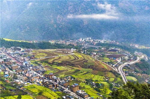 云南旅游：跟著(zhù)這條精品線(xiàn)路 看“傈僳山寨換新顏”