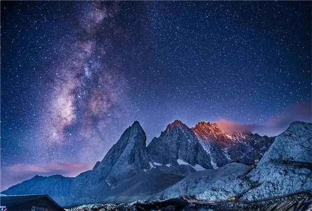 麗江旅行社 麗江旅游 麗江旅行社與你相約玉龍雪山，帶你體驗觀(guān)星的浪漫夜晚。